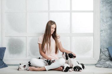 Genç güzel kız bir Fransız buldozer birçok bir kukla sarılma