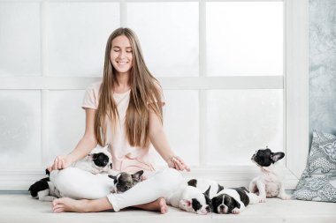 Genç güzel kız bir Fransız buldozer birçok bir kukla sarılma