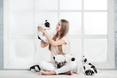 Genç güzel kız bir Fransız buldozer birçok bir kukla sarılma