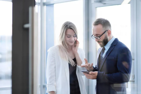 Een man en een vrouw bij de ingang aan de deur van het kantoor gaat, kennismaking. — Stockfoto