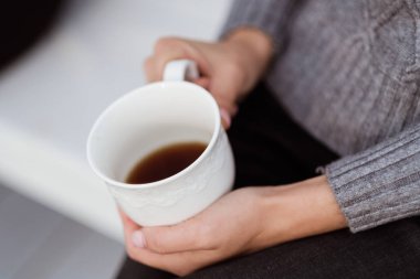 Arkadaşlar çay içmek ve bir kır evi terasta iyi eğlenceler.