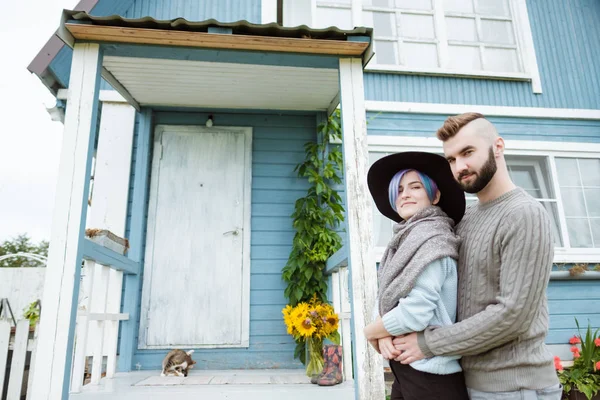 Genç kadın ve köy evi kabak ile verandada oturan adam, Aile,. — Stok fotoğraf