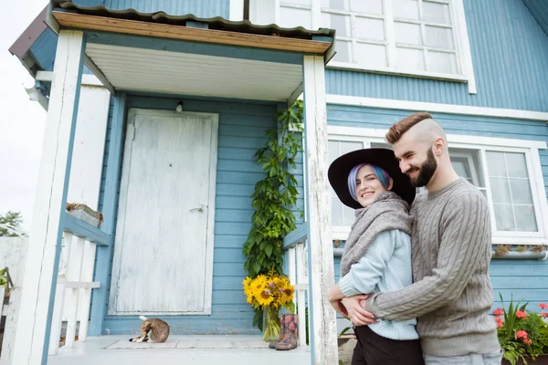 Genç kadın ve köy evi kabak ile verandada oturan adam, Aile,. — Stok fotoğraf