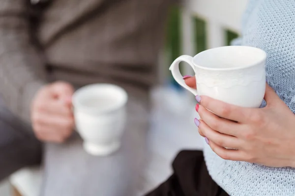 Přátelé pít čaj a mají dobrý čas na terase venkovského domu. — Stock fotografie