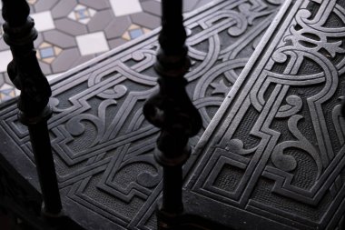 Adımları yakın çekimler desenleriyle metal merdiven dövme.