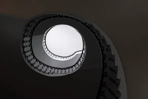 Escalier circulaire en colimaçon dans la tour et grande fenêtre gothique . — Photo