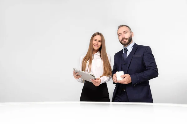 Werkgelegenheid, contract. Twee mensen, man en vrouw op een witte achtergrond. — Stockfoto