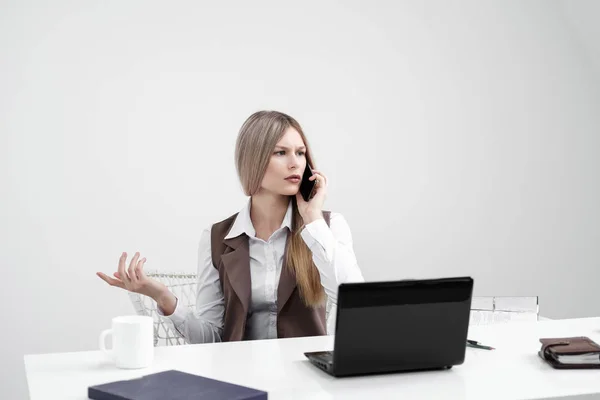 De beambte meisje is geërgerd. Shouts op de telefoon en verontwaardigd. — Stockfoto