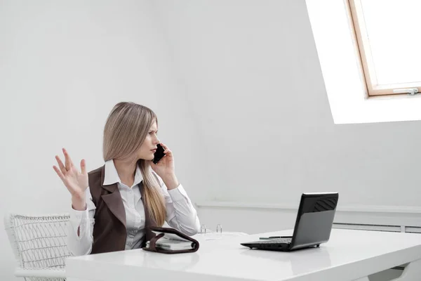 De beambte meisje is geërgerd. Shouts op de telefoon en verontwaardigd. — Stockfoto