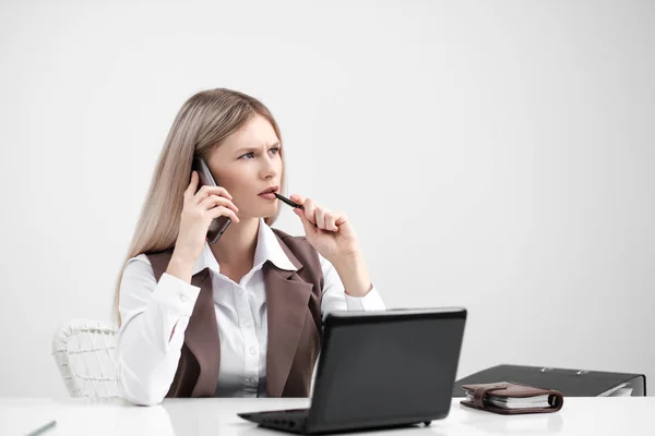 La trabajadora de oficina está molesta. Grita por teléfono e indignado . — Foto de Stock