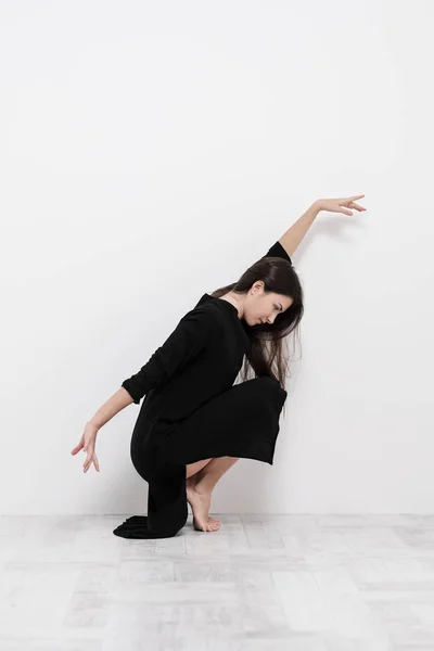 Giovane donna sportiva che pratica yoga su sfondo bianco - concetto di vita sana e naturale equilibrio tra corpo e sviluppo mentale . — Foto Stock