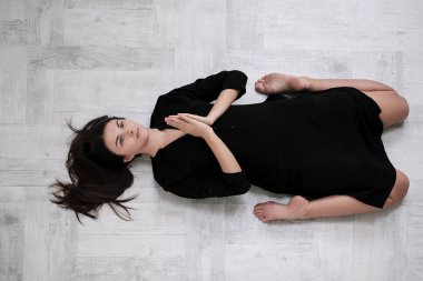Dinlenme pratik, tam uzunlukta, üstten görünüm sonra ahşap zemin üzerinde Yoga egzersiz yaparak oturma odasında egzersiz çekici genç kadın