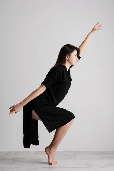 Sportieve jonge vrouw doen yoga praktijk op witte achtergrond - concept van gezond leven en natuurlijke evenwicht tussen lichaam en geestelijke ontwikkeling. — Stockfoto