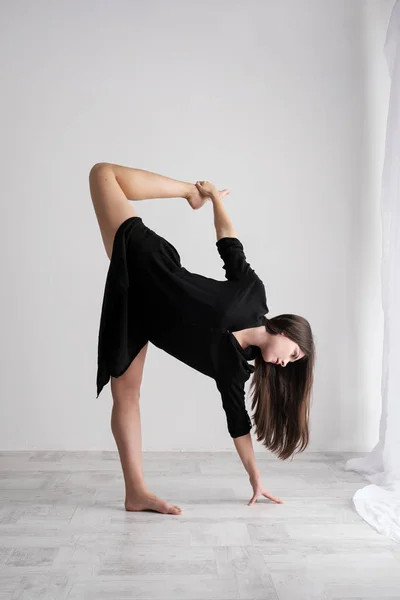 Sportieve jonge vrouw doen yoga praktijk op witte achtergrond - concept van gezond leven en natuurlijke evenwicht tussen lichaam en geestelijke ontwikkeling. — Stockfoto