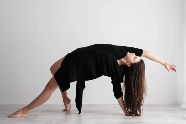 Giovane donna sportiva che pratica yoga su sfondo bianco - concetto di vita sana e naturale equilibrio tra corpo e sviluppo mentale . — Foto Stock