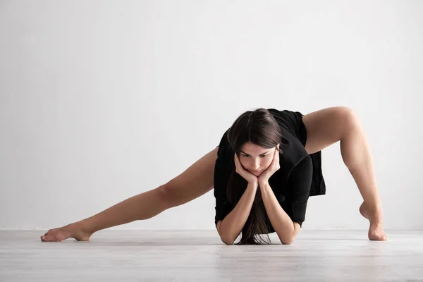 Sportieve jonge vrouw doen yoga praktijk op witte achtergrond - concept van gezond leven en natuurlijke evenwicht tussen lichaam en geestelijke ontwikkeling. — Stockfoto