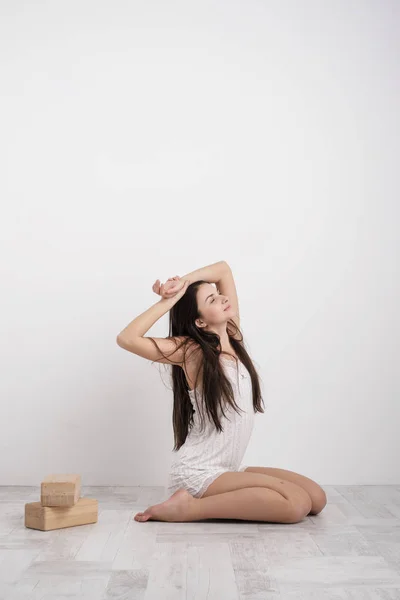 Mulher em casa a fazer exercícios no chão. Balanças nos blocos . — Fotografia de Stock