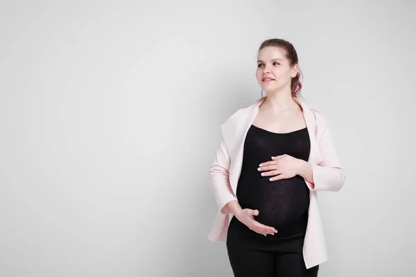 Młoda kobieta w ciąży w business casual garnitur na białym tle. — Zdjęcie stockowe