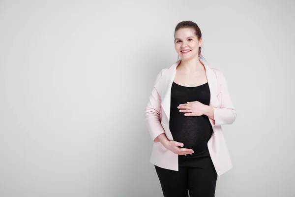 Młoda kobieta w ciąży w business casual garnitur na białym tle. — Zdjęcie stockowe