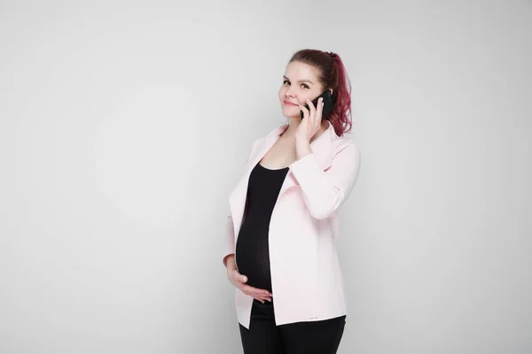 Une jeune femme enceinte appelle et parle sur le smartphone . — Photo