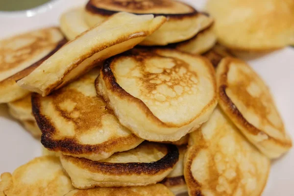 Stos fritters na biały talerz na stole. — Zdjęcie stockowe