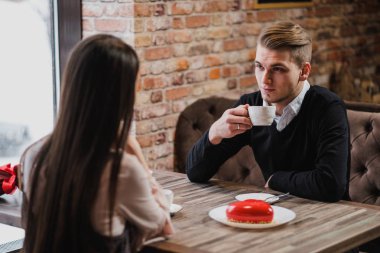 Adam içme çay, sevgi dolu bir kaç kıza, kafeterya masada bakar.