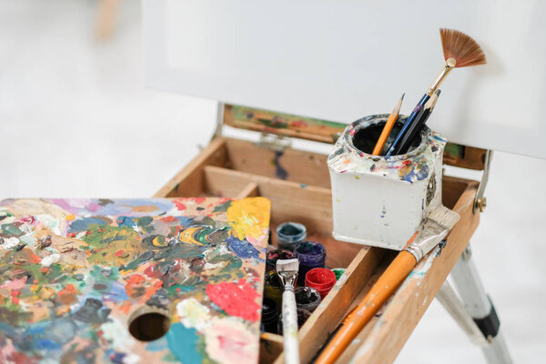 Художники на мольберте. Кисти, краски и холст
.