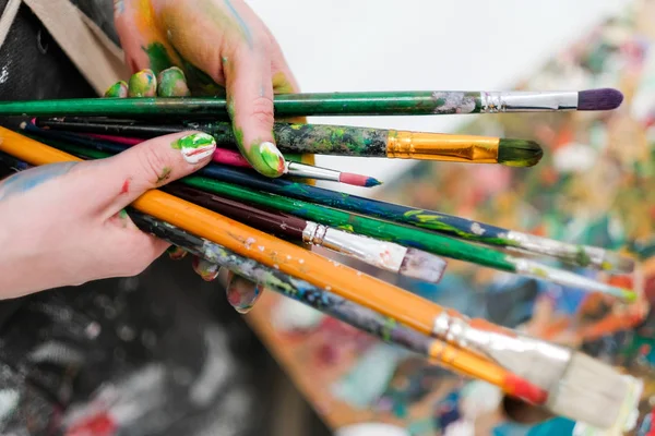 Herramientas de artistas en el caballete. Pinceles, pinturas y lienzos . —  Fotos de Stock