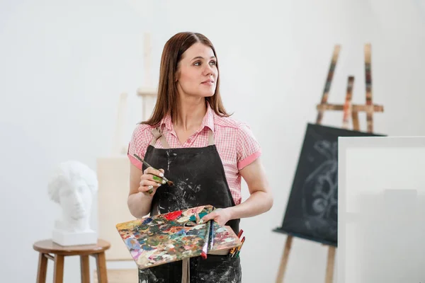 Молодая Художница Яркой Белой Студии Рисует Картину Холсте Мольберте Розовая — стоковое фото