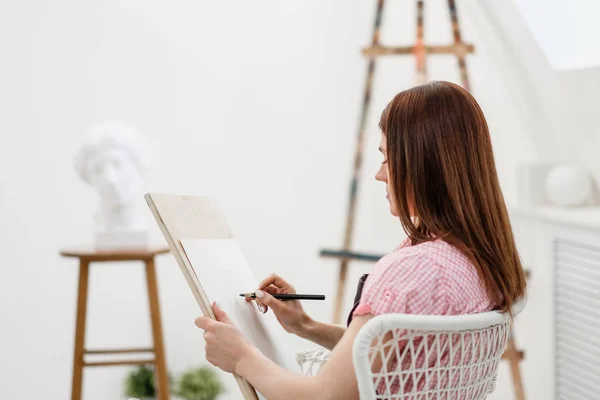 Seniman wanita muda menggambar pensil di atas kanvas . — Stok Foto