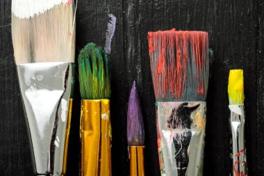 Sanatçılar, Boya fırçaları üst üste siyah ahşap zemin araçlardır.