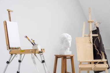Beyaz ve parlak studio bir pencere ve gri zemin. Sanatçının çalışma alanı. Şövale, tuval ve sıva resimler çizmek öğrenmek için. İnsanlar olmadan kavramsal iç.