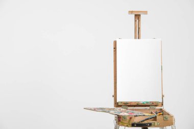 Sanatçı şövale boş tuval üzerine beyaz bir arka plan ile.