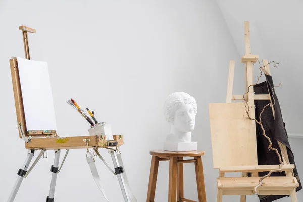 Estudio Blanco Luminoso Con Ventana Suelo Gris Espacio Trabajo Del —  Fotos de Stock