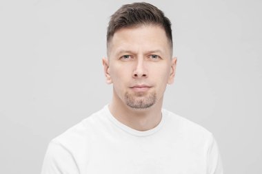 Fütüristik yakışıklı sakallı brunet adam 40'lı yıllarda beyaz arka plan yakın çekim üzerinde beyaz giysiler. Tanrı, öğretmen ve patron.