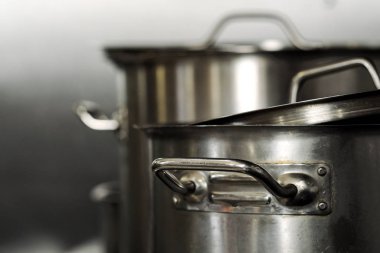 Parlak metal çelik kap restoranlar mutfak kapakları altında.