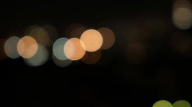 Siyah arka planda bulanık bokeh ışık lekeleri.