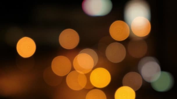 Macchie di luce bokeh offuscata su sfondo nero . — Video Stock