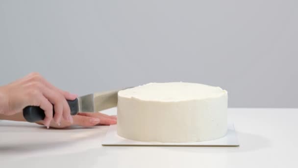 Witte gladde cilindrische cake blank. De banketbakker creëert de vorm van een deeg spatel. — Stockvideo