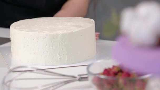 Bílý hladký válcový dort prázdný. Cukrář vytváří tvar cukrářské stěrky. — Stock video