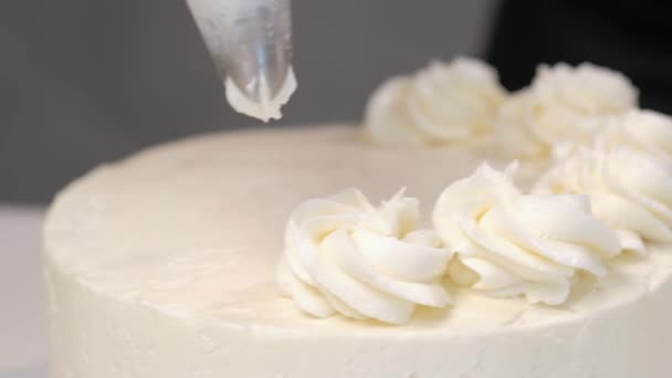 Pasticciere al lavoro. Crema da latte decorazione torta. Cucini il tavolo che prepara una torta . — Video Stock
