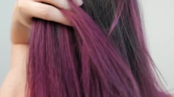 Retrato de uma jovem mulher sobre um fundo branco. Cabelo longo tingido. Ombre, coloração a cores. Lilás e azul . — Vídeo de Stock