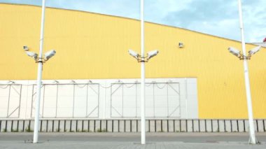 Bir Denim elbise ve şehir sokaklarında bir Kick Scooter sürme beyaz spor ayakkabıları boyalı saçlı çekici genç kadın.