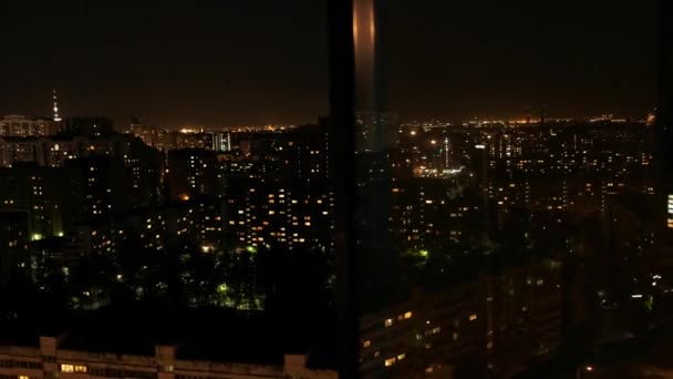 SAINT-PETERSBURG, RUSIA - 11 DE MAYO DE 2019: Vista de las casas nocturnas de varios pisos. Muchas luces en las ventanas . — Vídeos de Stock