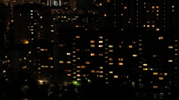 Saint-petersburg, russland - 11. mai 2019: blick auf die nächtlichen mehrstöckigen häuser. viele Lichter in den Fenstern. — Stockvideo