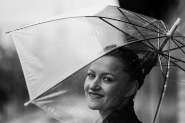 Siyah ceket ve mavi kot Genç çekici kadın binanın arka plana karşı açık poz.