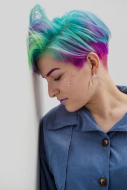 Boyanmış mavi ve yeşil saçlı genç ve güzel kadın. Pixie bob kısa saç kesimi saç şekillendirme kavramı.