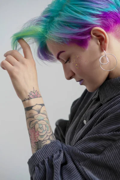 Boyanmış mavi ve yeşil saçlı genç ve güzel kadın. Pixie bob kısa saç kesimi saç şekillendirme kavramı.