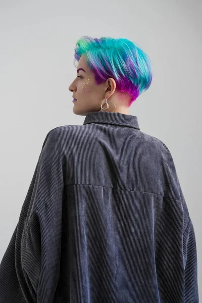 Mulher bonita nova com cabelo azul e verde tingido. Pixie bob corte de cabelo curto O conceito de estilo de cabelo . — Fotografia de Stock