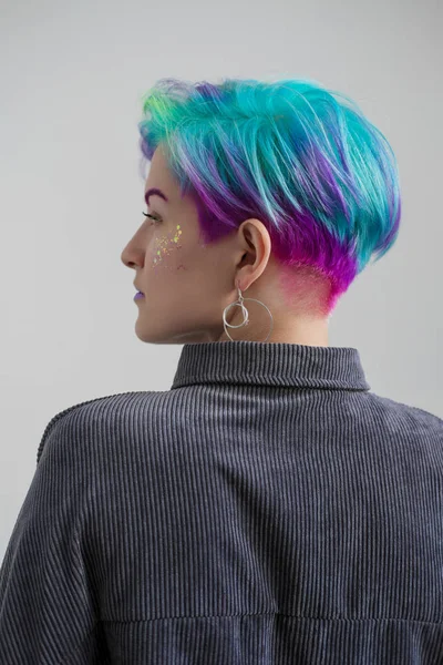 Minimalist hairstyles for hair with metallic pastel hues